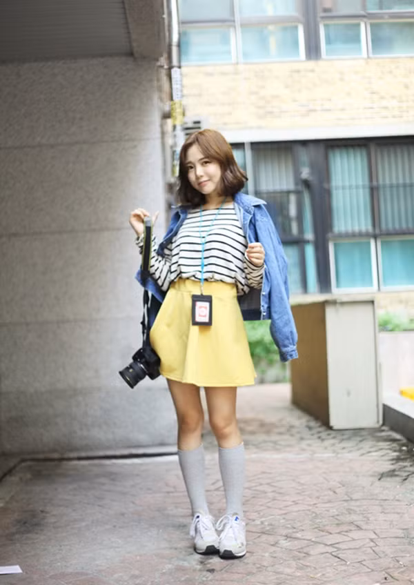 Cô bạn bắt đầu nổi tiếng từ năm 2009 sau loạt ảnh khoe vẻ đáng yêu như búp bê cùng vóc dáng nhỏ xinh của mình. Nhiều người cho rằng chính đôi chân ngắn ngủn, dáng người bé xinh lại là trở thành thế mạnh, điểm khiến Hong Young Gi trở nên nổi bật hơn những hot girl đàn em khác. 