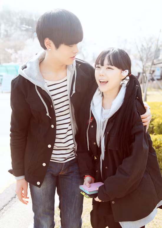 Ngoài hình ảnh cá nhân, Hong Young Gi cũng được biết đến là hot girl có tình yêu đẹp và dễ khiến các bạn trẻ phải ghen tị. Hong Gi có người yêu tên Lee Se Young, nhỏ hơn 3 tuổi và họ hợp lại thành một cặp đôi ulzzang Hàn Quốc rất nổi tiếng.