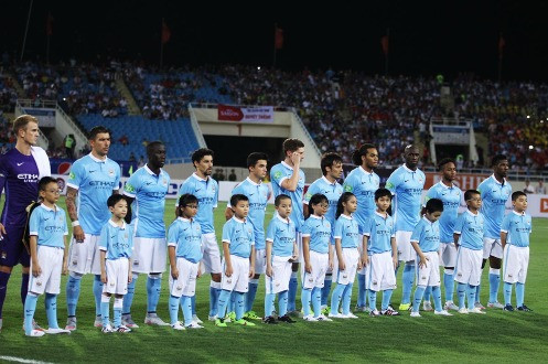 Đầu tuần qua, CLB Manchester City sang Việt Nam, tham gia nhiều hoạt động ý nghĩa và có trận đấu giao hữu với ĐT Việt Nam. Từ khi vừa đặt chân xuống Mỹ Đình, thái độ, cách phản ứng của các cầu thủ Man City với fan hâm mộ đã trở thành vấn đề được dân mạng Việt rất quan tâm. Trên mạng rộ lên nhiều thông tin các ngôi sao của Man City không tôn trọng fan Việt và gây nên nhiều tranh cãi trên mạng xã hội.