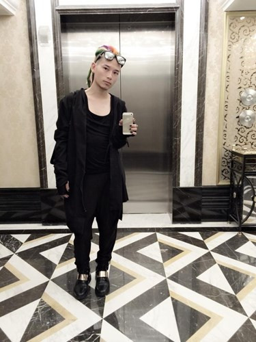 Đoạn clip về một tiệm cắt tóc có phong cách khá kì dị đã thu hút được rất nhiều sự quan tâm. Clip ghi lại cảnh những chàng trai - cô gái với phong cách ăn mặc ấn tượng, cùng với đó là điệu nhảy vui nhộn, rất thú vị. Qua tìm hiểu được biết, chàng cắt tóc “chơi bời nhất Vịnh Bắc Bộ" này có tên là Trần Mai Tuấn, sinh năm 1985 - nickname Tuấn Còi, hiện nay đang sinh sống và làm việc tại Hà Nội.