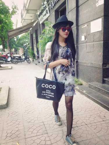 Bức ảnh và đoạn clip về một cô gái xinh xắn với lời đồn “trông vậy nhưng không phải là con gái” gây nhiều chú ý trên mạng, một số fanpage nổi tiếng trong tuần qua. Cô gái bất ngờ trình diễn một đoạn beatbox khiến người xem ngỡ ngàng. Cũng qua đây dân mạng mới phát hiện ra “cô gái” trong clip thực chất là một chàng trai 19 tuổi hóa trang giả gái như thật.