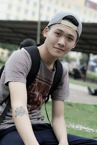 Theo tìm hiểu anh chàng giả gái như thật đánh lừa được dân mạng có tên Hà Anh Quân, sinh năm 1996 và đến từ Tuyên Quang. Clip giả gái beatbox của Quân Anh được cắt trong cảnh quay của một bộ phim ngắn.