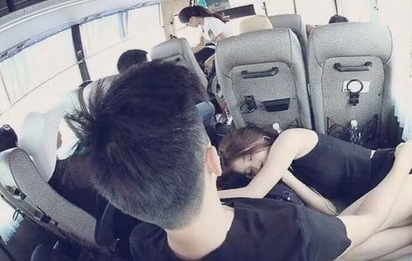 Tuần qua, dân mạng Việt lại thi nhau tranh cãi, bình phẩm về bức ảnh một cô gái trẻ có dáng ngủ hớ hênh trong trang phục ngắn trên ô tô. Nhiều người đã nhanh chóng nhận ra nhân vật chính trong bức ảnh này chính là Dương Linh Ly, cô nàng bánh tráng từng gây sốt mạng Việt cách đây chưa lâu sau một bức ảnh chụp trộm.