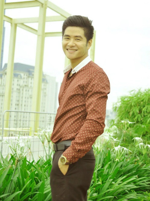 Thầy tên thật là Đỗ Văn An, sinh năm 1991 và mới giảng dạy tại trường Marie Curie, Hà Nội chưa đầy một năm. Thầy An là gương mặt giáo viên thường xuyên xuất hiện trên fanpage của học sinh trường Marie Curie và thường xuyên khiến những nữ sinh phải trầm trồ.