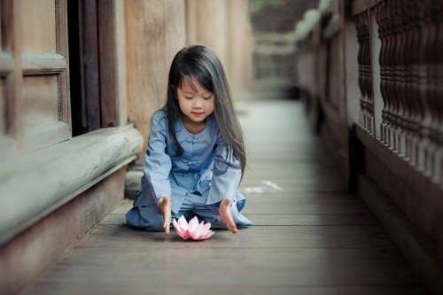 Tuần qua, trên một số diễn đàn giải trí dành cho giới trẻ có chia sẻ một số bức ảnh siêu dễ thương của một bé gái trong trang phục Phật tử. Bé gái bỗng chốc trở thành nhân vật "nổi tiếng", khiến nhiều bạn trẻ say mê, truy tìm thông tin của bé.