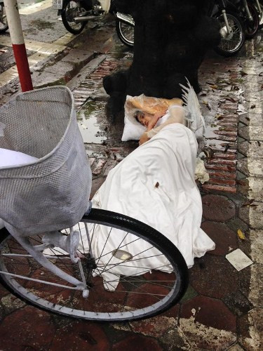 Cô gái trong ảnh mặc một chiếc áo dài trắng mỏng, đeo cánh thiên thần, đi chiếc xe đạp đã được sơn trắng toàn bộ... nằm giữa phố mưa là nhân vật gây nhiều sự chú ý với dân mạng. Rất nhiều người đi đường tò mò đã dừng lại chụp ảnh, quay phim hành động khó hiểu của cô gái này. Qua tìm hiểu, được biết đây là một sự kiện nghệ thuật trình diễn do Nhà Sàn Collective cộng tác với hai nghệ sỹ Ly Hoàng Ly và Tuấn Mami để tổ chức. Cấu trúc sự kiện mà hai nghệ sỹ đưa ra là một loạt trình diễn công cộng kéo dài mang tên “từ . đến.| from . to.” mà khán giả có thể xem trực tiếp online thông qua Internet.