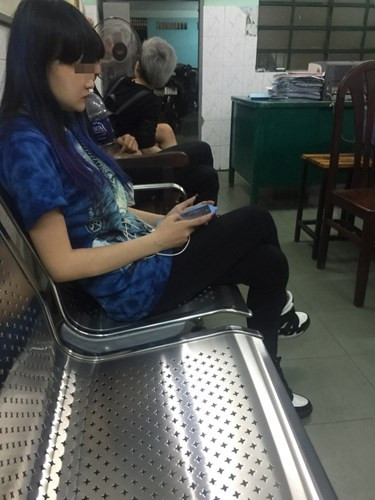 Hai cô gái trẻ có xích mích với nhau xuất phát từ lần Hứa V chê bai Thanh V mặt vuông, xấu xí. Sau vụ hẹn "nói chuyện" không thành, cả Hứa V và Thanh V và hơn 10 thanh niên khác đều bị đưa về đồn công an xử phạt vì tội gây rối.