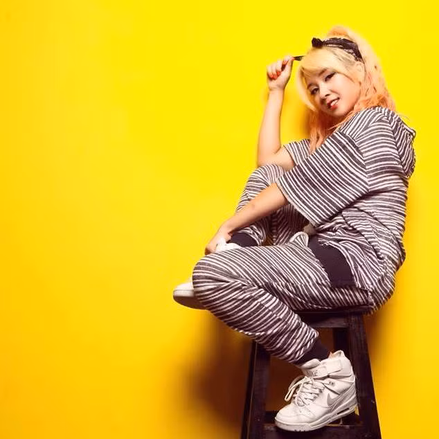 Ít ai biết cô nàng có niềm đam mê vũ đạo rất lớn này lại theo học ngành Tài chính không hề liên quan đến nghệ thuật. Do được gia đình định hướng theo ngành nghề dễ có công việc ổn định nên khi đến với vũ đạo, Thu Ly cũng phải trải qua rất nhiều khó khăn vì bị bố mẹ phản đối, ngăn cấm.