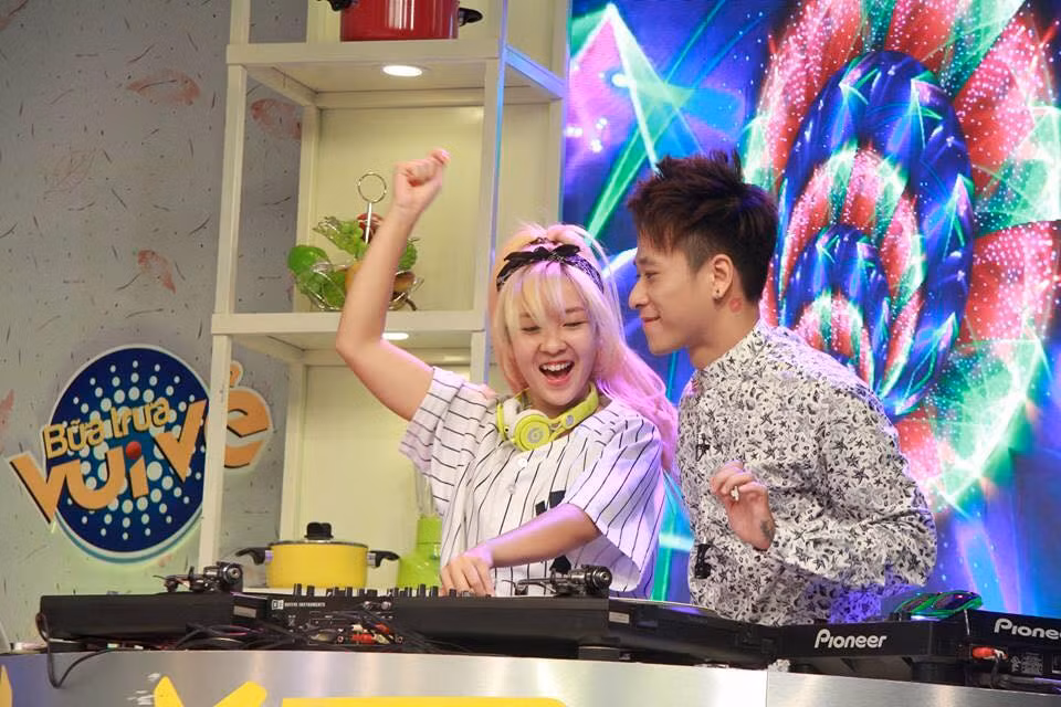 Xem trang cá nhân của Thu Ly có thể thấy rất nhiều hình ảnh của cô và bạn trai Minh Trí cùng vui vẻ, say mê trong các công việc và những khoảnh khắc thú vị khi cả hai cùng lên sóng truyền hình.