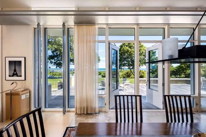 Cửa sổ hướng ra bờ biển Chilmark Pond và Đại Tây Dương.