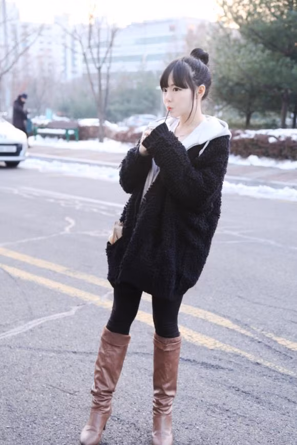 Dù chỉ cao 1m46 nhưng với khuôn mặt ăn hình, nét trẻ con đáng “kinh ngạc”, Hong Yong Ki trở thành một diễn viên chính của show truyền hình Comedy TV Ulzzang và rất nổi tiếng. Ngoài ngoại hình thì việc yêu một chàng trai kém 3 tuổi và hiện đã là mẹ cũng là điều khiến người khác “không thể tin nổi” ở Hong Yong Ki.