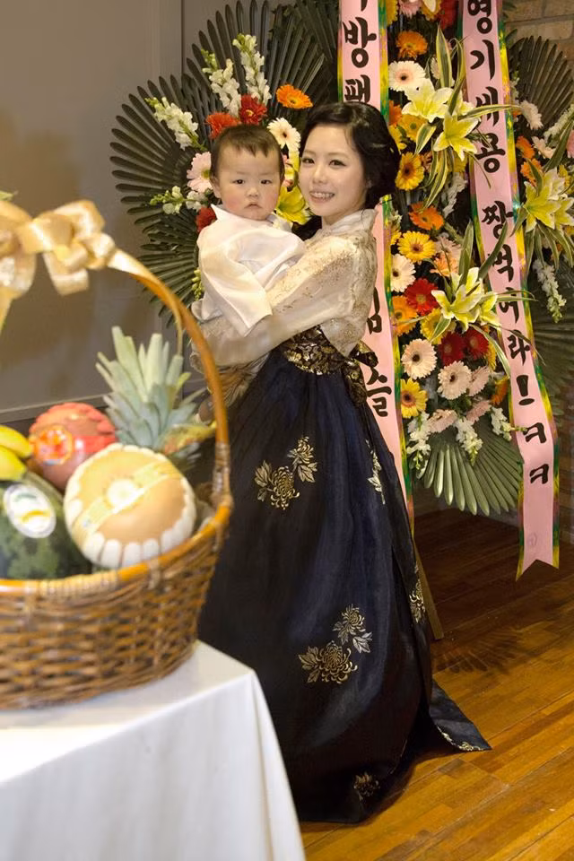 Nhưng sau khi được người thân động viên, Hong Yong Ki quyết định sinh con và họ có một gia đình nhỏ rất hạnh phúc. Hiện tại Hong Yong Ki đang mang thai đứa con thứ hai ở tháng thứ 7 và cũng đang chuẩn bị cho việc chào đón “thiên thần” này. 