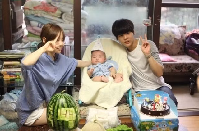 Dù đã kết hôn nhưng Hong Yong Ki và Lee Se Yong giữ hình ảnh của một cặp đôi trẻ con, thường xuyên khoe phong cách trẻ trung, tinh nghịch lên mạng xã hội khiến nhiều bạn trẻ ghen tị. Điều đặc biệt, hiện Hong Yong Ki đã là mẹ của hai đứa con.