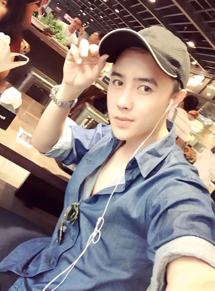 Ngoài ra chàng hot boy Gia Lai còn đam mê và rất có khiếu kinh doanh. Năm nay 21 tuổi nhưng Thiên Anh hiện đã quản lý một công ty mỹ phẩm của riêng mình. Công việc kinh doanh mang về cho Thiên Anh nguồn thu nhập ổn định và đáng để nhiều bạn trẻ khác nể phục.