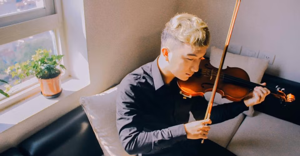 Theo tìm hiểu, chàng trai chơi violin ở Hang Én có tên Hoàng Trương – Hoàng Rob, sinh năm 1991, quê gốc Quảng Bình. Hoàng Rob luyện tập chơi violin từ lâu và là một gương mặt trẻ khá có tiếng trong giới nhạc.