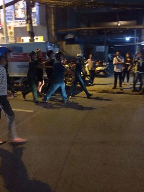 Cảnh náo loạn trên đường Nguyễn Huệ xuất hiện từ lúc 19h và kéo dài trong khoảng hơn 1 tiếng, cho đến khi công an phường Bến Nghé xuất hiện và can thiệp. 17 thanh niên đã bị đưa về đồn công an để tiến hành tra hỏi. Hai cô gái nhân vật chính được dân mạng truy lùng và ném cho những lời bình phẩm, đánh giá tồi tệ về ý thức, nhân phẩm.