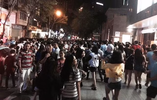 Người đi đường hiếu kỳ, thấy đám đông bất thường đã hùa theo khiến đoàn người càng thêm đông đúc. Tuy nhiên, sau đó đã có không ít người "ngã ngửa" khi phát hiện ra đám đông hình thành để dõi theo vụ hai cô gái trẻ có xích mích trên mạng và hẹn ra đường Nguyễn Huệ để "xử lý" nhau.