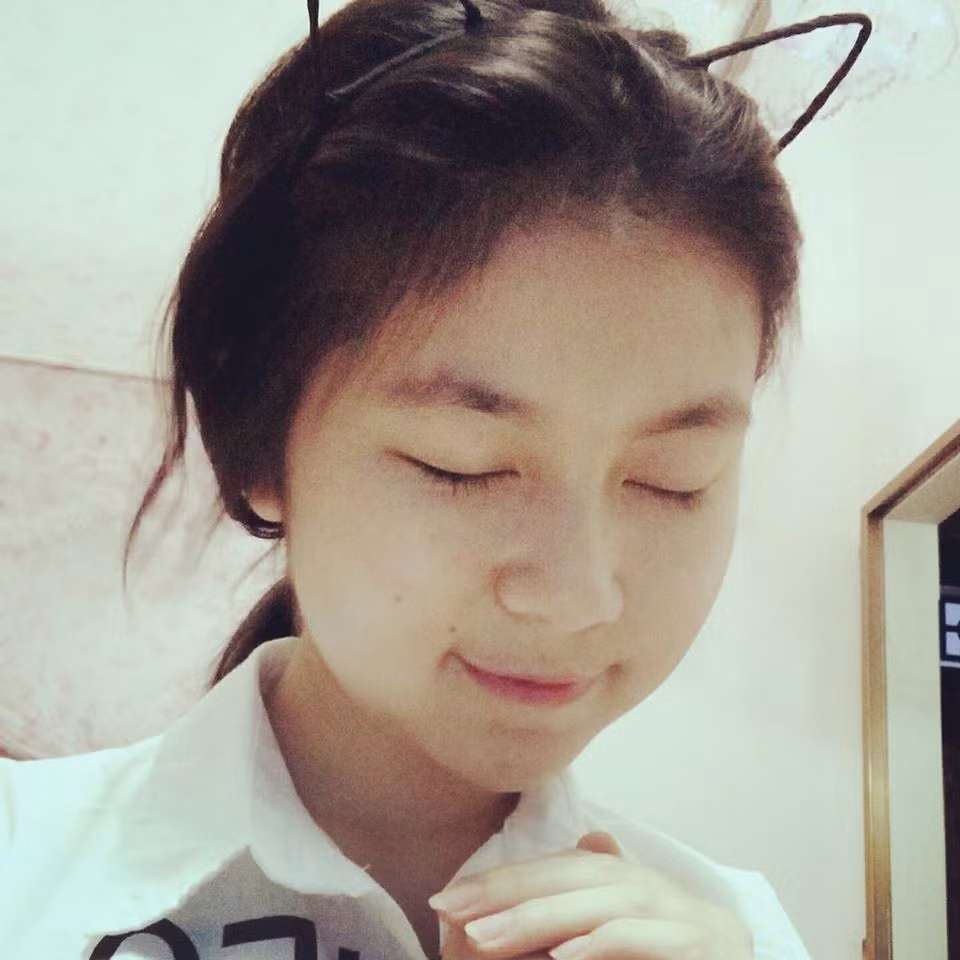 Phương Oanh được cho là giống Ngọc Trinh ở mái tóc dài, đôi mắt to tròn và khuôn mặt khá bầu bĩnh. Dù không giống đến mức là bản sao của người mẫu Ngọc Trinh nhưng với những đặc điểm vốn có trên khuôn mặt, Phương Oanh vẫn khiến nhiều bạn bè phải trầm trồ.