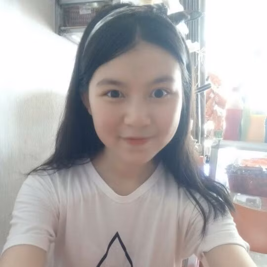 Được khen giống Ngọc Trinh, nhưng Phương Oanh vì còn rất nhỏ tuổi nên không thích sự chú ý, bình luận quá nhiều từ phía dân mạng. Cô bạn cũng không mong muốn được nổi tiếng hay trở thành hot girl.