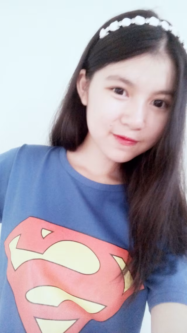 Vô tình gây chú ý trên mạng xã hội, nhưng Phương Oanh luôn tỏ ra khiêm tốn và dường như rất ít quan tâm đến những lời nhận xét, khen ngợi của bạn bè, dân mạng. “Cô bé” vẫn luôn thể hiện sự vô tư, vui vẻ của mình bằng những bức ảnh chụp chung với bạn bè, gia đình.