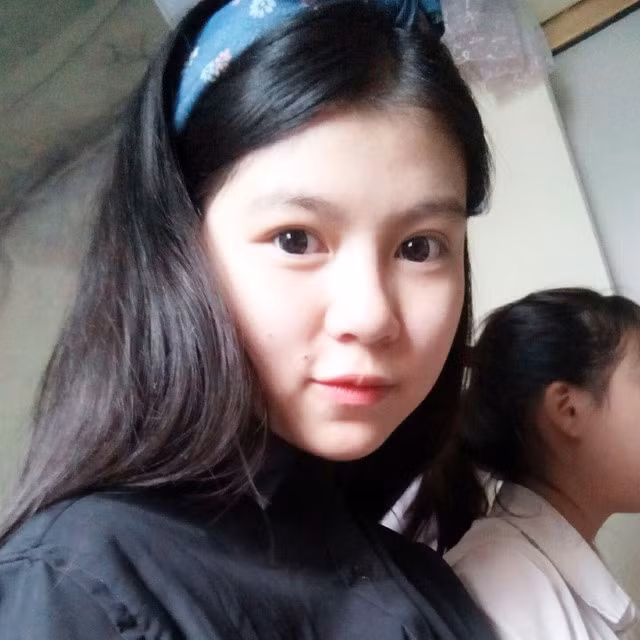 Nguyễn Phương Oanh, sinh năm 2000, chuẩn bị vào lớp 10 trường THPT Mộc Ly, Mộc Châu, Sơn La. Nữ sinh 10X vốn dễ gây ấn tượng với bạn bè, dân mạng bởi khuôn mặt trẻ thơ và nụ cười xinh.