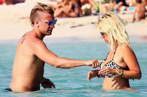 Mặc dù đã được những người bạn khuyên can, nhưng Icardi đã phớt lờ. Hai người vẫn quấn lấy nhau mặc cho trong thời gian đó, Nara và Lopez vẫn đi biển cùng nhau và tỏ ra rất hạnh phúc. Khi mọi việc vỡ lở, Lopez đã gần như bị suy sụp, để mặc kẻ cắm sừng mình dẫn theo cô vợ đa tình và 3 đứa con nhỏ đi khỏi Verona để đến Milan. 