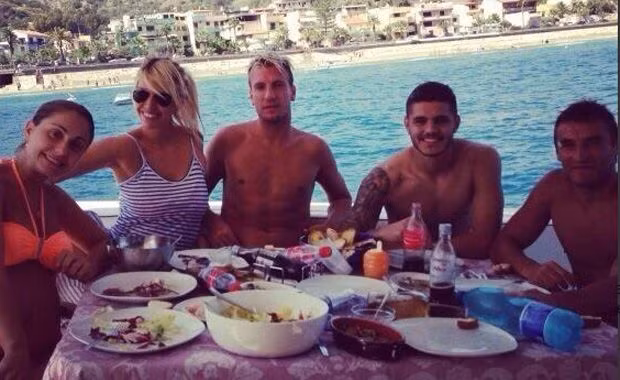 Trong một lần Lopez dẫn bạn về nhà chơi và gặp vợ mình, thì Nara và Icardi vừa gặp mặt nhau đã sinh ra tình yêu sét đánh. Chàng trai 20 tuổi đã không thể kìm lòng trước người đẹp 3 con. Họ lén lút qua lại với nhau và cùng làm chuyện ấy ở ngay trên chính chiếc giường mà Nara và Lopez vẫn ngủ hàng đêm.