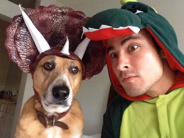 “Mày sẽ không ăn nó đúng không, Clark”. Sarantos đang thử nói với con vật cưng của mình. Anh lại tiếp tục: "Không, bởi vì mày rất tập trung và có kỉ luật mà”. Sau đó 13 giây, Sarantos đã hét lên: "Ăn đi!” và Clark đã nhanh chóng nhai ngấu nghiến miếng thịt một cách ngon lành.