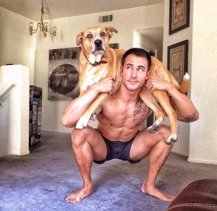 Sean Sarantos, một người mẫu thể hình mang 2 dòng máu Hàn Quốc - Hy Lạp, còn chú cún cưng là Clark, "đôi bạn" này đang sống ở Anaheim Hills, bang California. Sean Sarantos, trai đẹp bụng 6 múi rắn chắc, sở hữu thân hình chuẩn, quyến rũ mà bất kì người đàn ông nào cũng mong muốn.