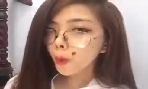 Ngoài mượn câu nói "Tao là cung Bọ Cạp", dân mạng, các trai xinh gái đẹp, các hot teen hiện còn làm rộ lên phong trào vẽ nốt ruồi giả, quay clip bắt chước.