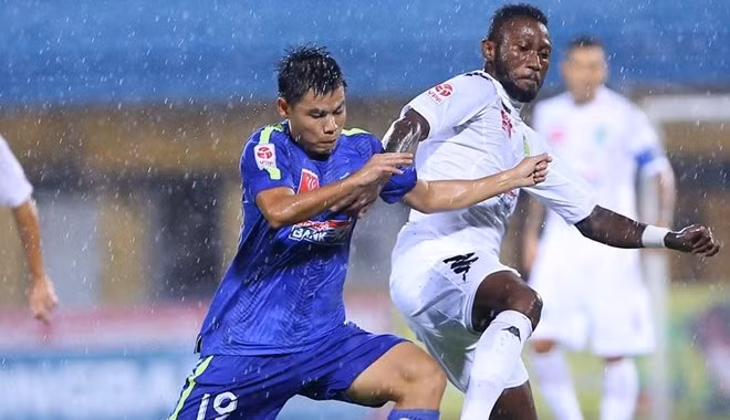 Hoàng Vũ Samson có quốc tịch Việt Nam vào năm 2013 và hoàn toàn đủ điều kiện để có thể đi đấu cho đội tuyển quốc gia Việt Nam. Trong mùa giải 2015, dù ngồi ngoài trong nhiều tháng, nhưng anh vẫn có được 10 bàn thắng cho CLB của Hà Nội. Ở tuổi 26, quả thật, anh đã có rất nhiều đóng góp cho nền bóng đá Việt Nam.