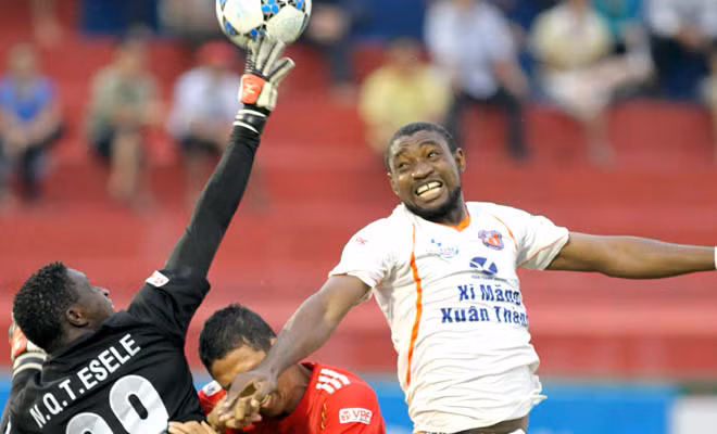 Thủ môn này trở lại quê nhà ở Nigeria trong nhiều năm, sau đó đột nhiên xuất hiện trở lại tại Việt Nam vào năm 2013. Anh đã có màn ra mắt ở CLB Bình Dương tại BTV Cup và thể hiện xuất sắc. Ở tuổi 29, Esele vẫn có một vai trò lớn trong đội hình Bình Dương. Anh sẽ là một bổ sung khá tốt cho đội tuyển Việt Nam.