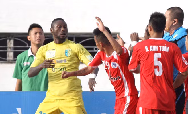 Hoàng Vũ Samson (áo vàng - Hà Nội T&amp;T). Tiền đạo người Nigeria đã chứng tỏ được khả năng của mình từ năm 2007, khi anh còn thi đấu cho Than Quảng Ninh, một CLB khi đó còn ở hạng Nhất. Sau đó anh chuyển tới một vài CLB khác ở V-League và ghi được nhiều bàn thắng hơn kể từ đó. Atleltico Madrid đã từng muốn có cầu thủ nhập tịch này, nhưng thỏa thuận đã không đạt được do hợp đồng giữa anh và Hà Nội T&amp;T vẫn còn. Ảnh dùng trong bài: TTVH, TTVN, Thethao24h.