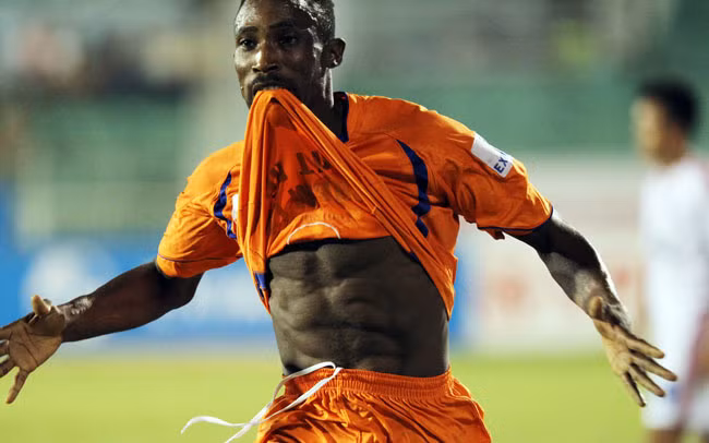 Đinh Hoàng Max (Than Quảng Ninh). Đinh Hoàng Max đến từ Nigeria vào năm 2005 với tên của Maxwell Eyerakpo khi chỉ mới 19 tuổi. Từng thi đấu cho Đồng Tháp, Hà Nội T&amp;T và vài CLB khác, anh đã trở nên quen thuộc với người hâm mộ bóng đá Việt Nam.