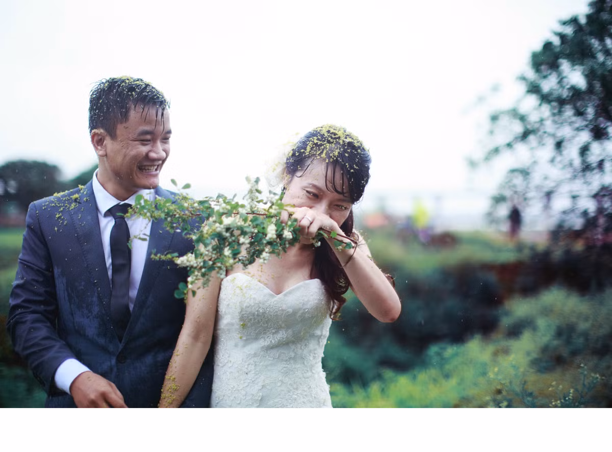 Khoảnh khắc tự nhiên mà tràn đầy cảm xúc trong bộ ảnh cưới ngày mưa gió của cặp đôi Đắc Trung – An Ly.