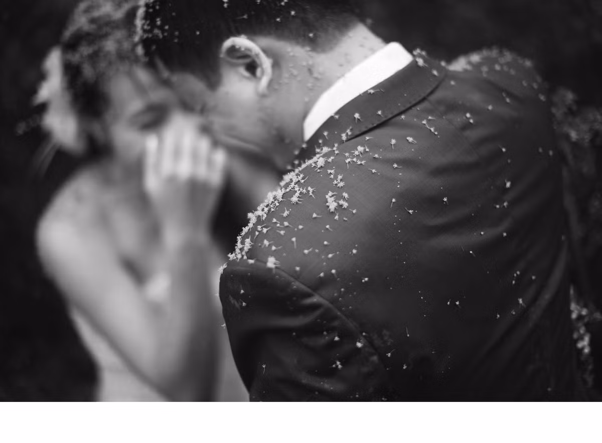 Không coi mưa là điều xui xẻ, nhiếp ảnh gia Hải Lê Cao khẳng định anh và ekip chụp ảnh cưới đã mong trời mưa để có thêm chút màu sắc, tạo hình và những cảm xúc mới lạ trong những bức ảnh của mình.