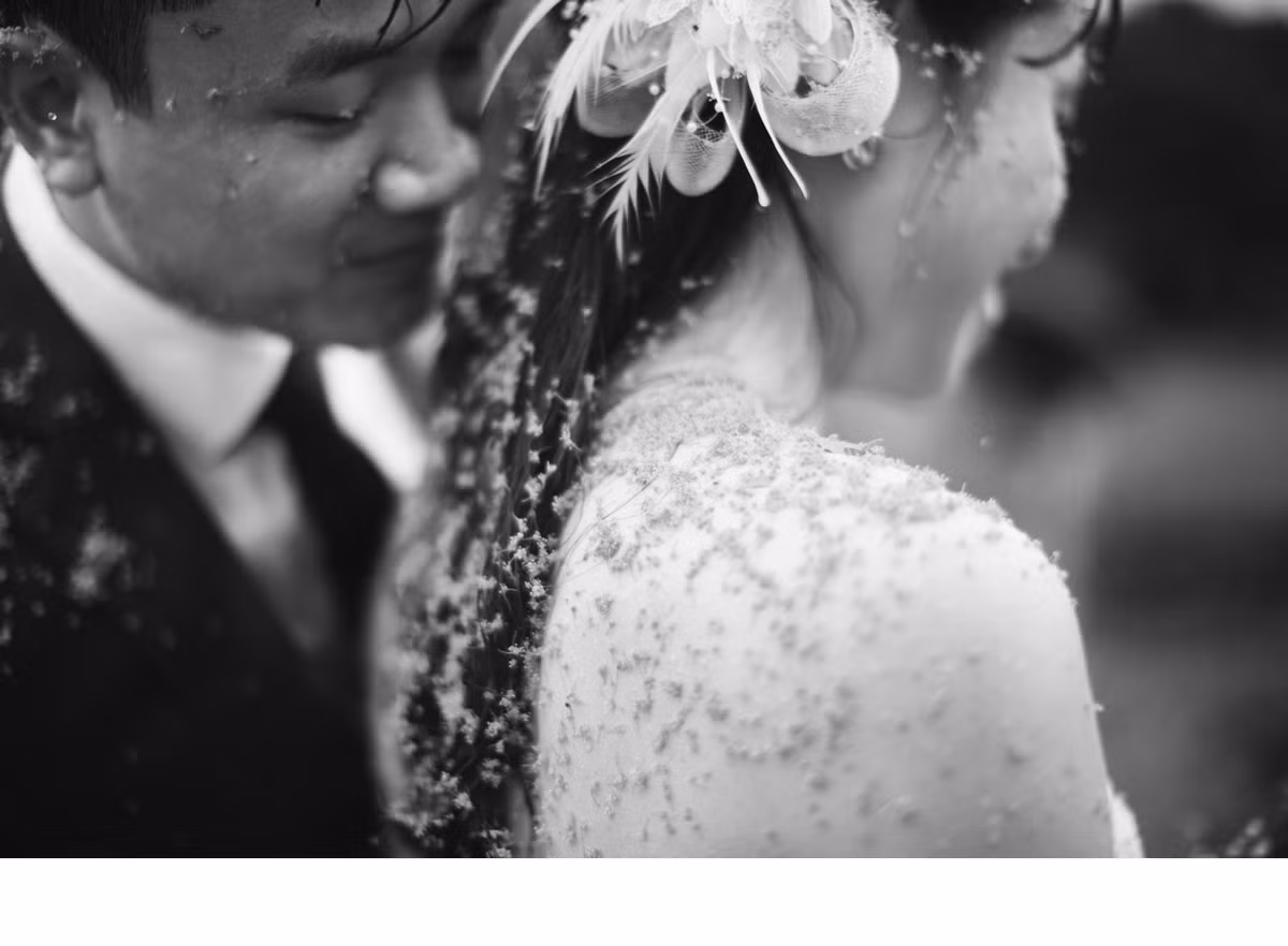 “Một kỷ niệm thú vị trong quá trình thực hiện bộ ảnh này đó là khi cô dâu chú rể và mọi người đều đã chuẩn bị tư tưởng chụp dưới mưa, mọi thứ đều đã sẵn sàng thì trời lại bất ngờ không mưa nữa. Tuy vậy, kết quả cuối cùng vẫn khiến tất cả mọi người cảm thấy hài lòng”.