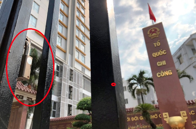 Một số người dân địa phương cho biết, họ cũng muốn vào thắp hương, dâng hoa để tưởng niệm các Anh hùng Liệt sĩ nhưng cửa luôn khóa kín, không có ai trông coi.