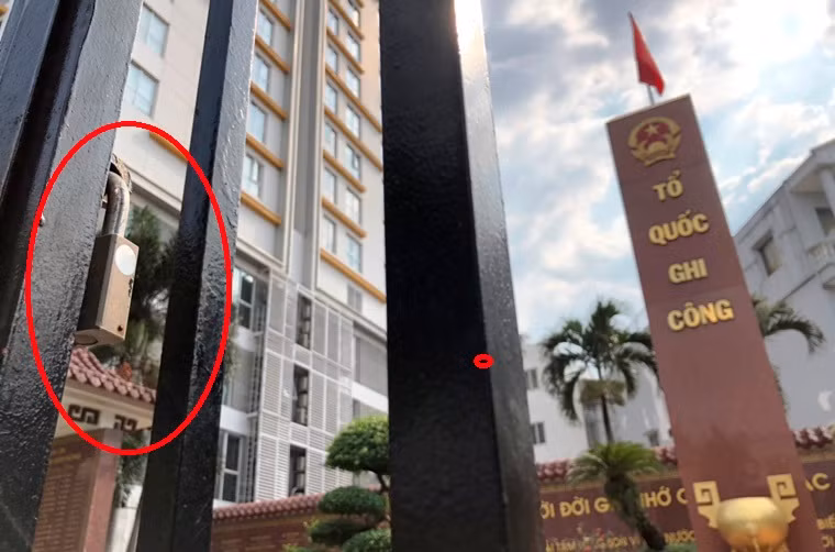 Một số người dân địa phương cho biết, họ cũng muốn vào thắp hương, dâng hoa để tưởng niệm các Anh hùng Liệt sĩ nhưng cửa luôn khóa kín, không có ai trông coi.