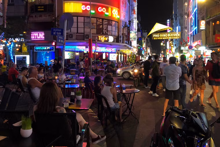 Các tuyến đường xung quanh "phố Tây" Bùi Viện đều đông kín người.