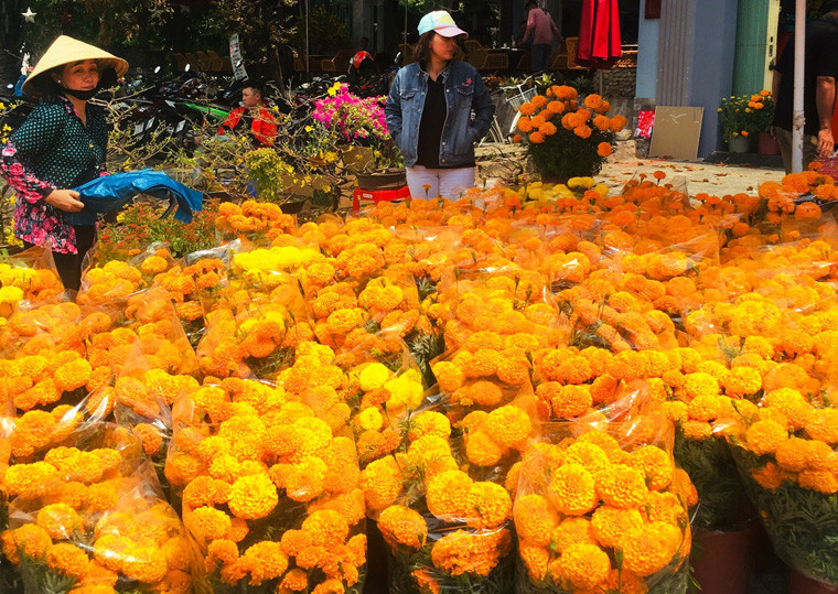 Người buôn hoa Tết ở TP HCM đang hết sức lo lắng vì lượng hoa bán ra không nhiều, dù đã vào thời điểm giữa trưa 30 Tết.