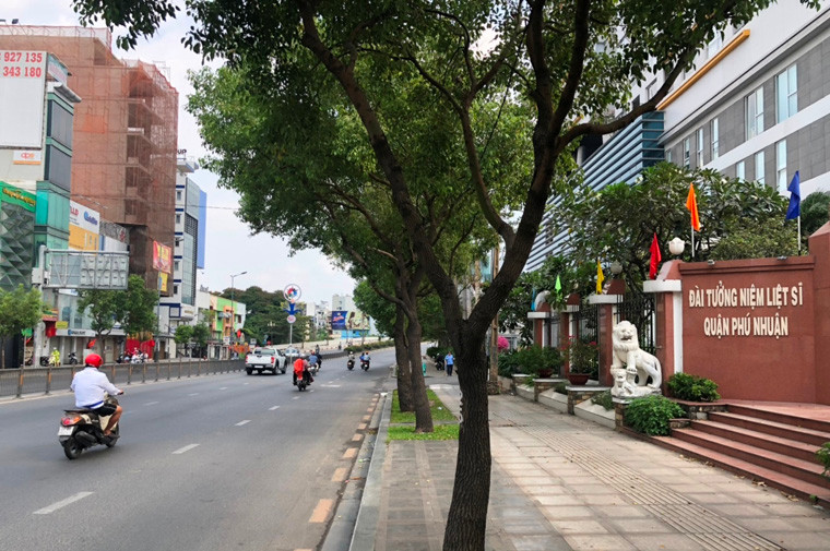 Thế nhưng, ngay trên tuyến đường Nguyễn Văn Trỗi (cách Đài tưởng niệm Anh hùng Liệt sĩ Nguyễn Văn Trỗi cây cầu Công Lý), Đài tưởng niệm Liệt sĩ quận Phú Nhuận (phường 12, quận Phú Nhuận) lại lạnh lẽo đến ngỡ ngàng.