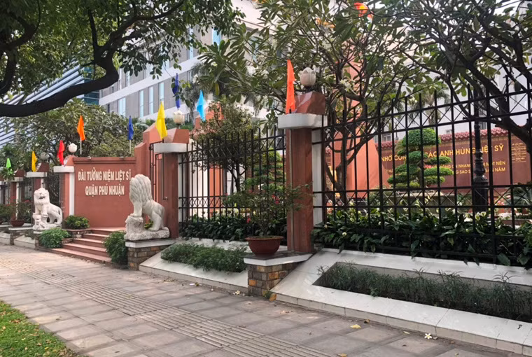 Đài tưởng niệm Liệt sĩ Phú Nhuận nằm trên tuyến đường chính từ cửa ngõ sân bay quốc tế Tân Sơn Nhất vào trung tâm TP HCM.