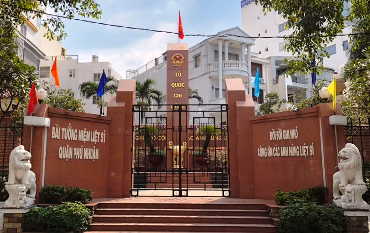 Theo ghi nhận của PV Kiến Thức vào ngày 30 Tết Kỷ Hợi (4/2), 2 cổng vào Đài tưởng niệm cửa khóa kín...