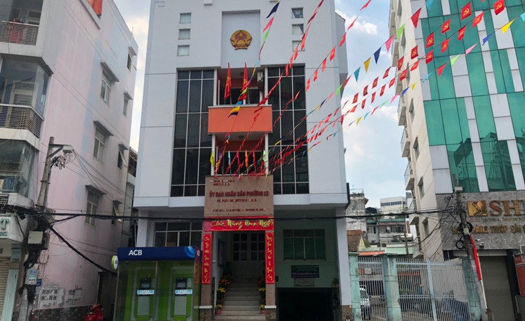 Trong khi đó, tại trụ sở UBND phường 12 (cách Đài tưởng niệm vài trăm mét) được trang trí Tết khá rực rỡ...