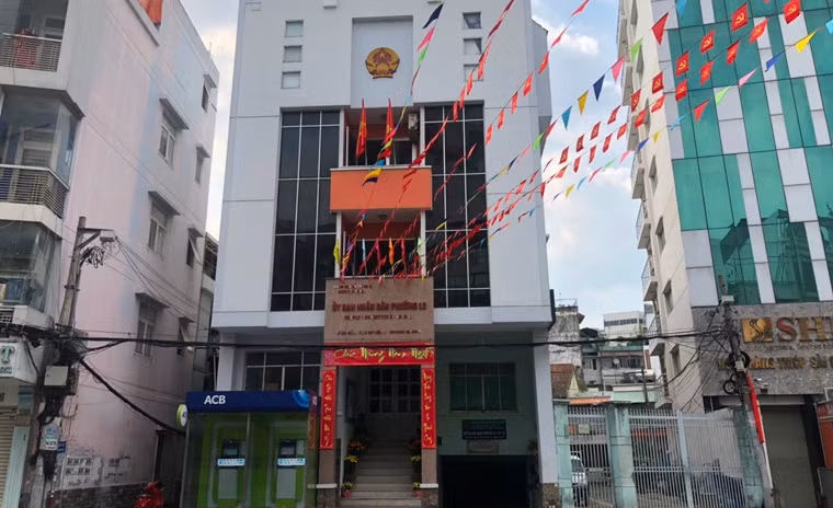 Trong khi đó, tại trụ sở UBND phường 12 (cách Đài tưởng niệm vài trăm mét) được trang trí Tết khá rực rỡ...