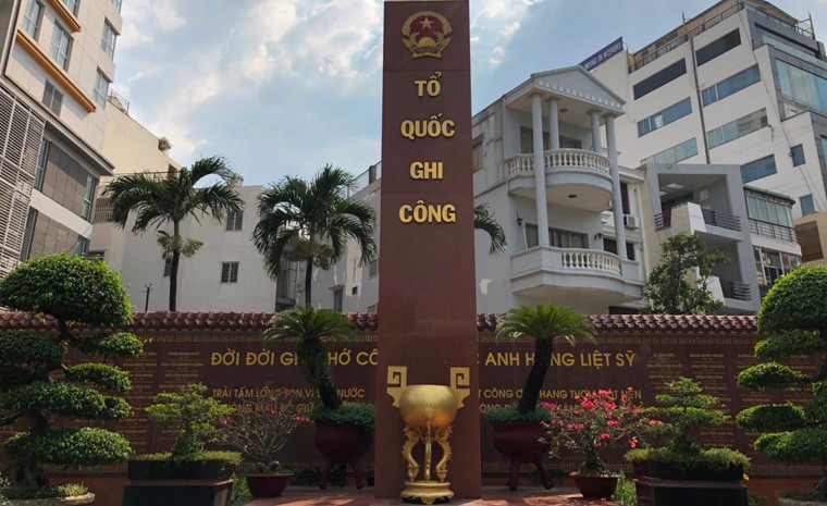 Bên trong lạnh lẽo đến ngỡ ngàng khi lư hương không chân nhang, trên đài tưởng niệm và xung quanh đều không có hoa Tết.