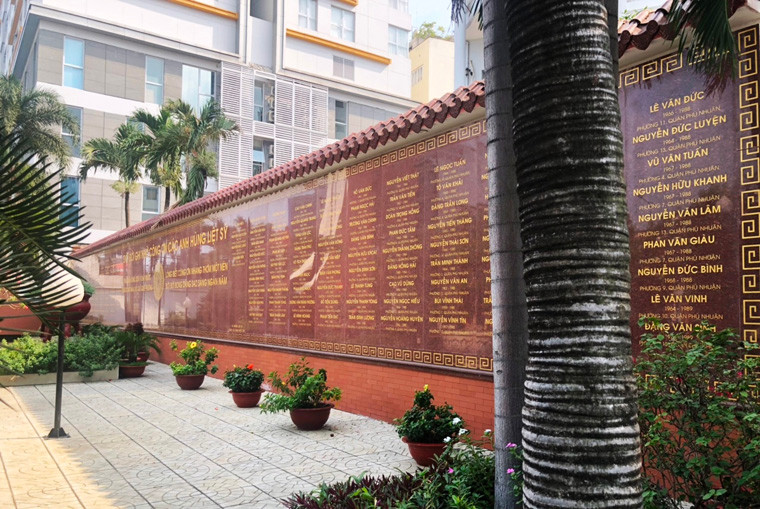 Khuôn viên khắp bên trong Đài tưởng niệm Liệt sĩ Phú Nhuận chỉ có những chậu, cây kiểng thường ngày. Hoàn toàn không có hoa trong dịp Tết.