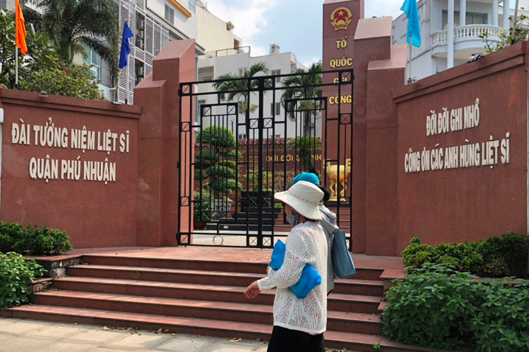 Đài tưởng niệm Liệt sĩ Phú Nhuận chiều 30 Tết không có hương, hoa...khiến người qua lại bùi ngùi.