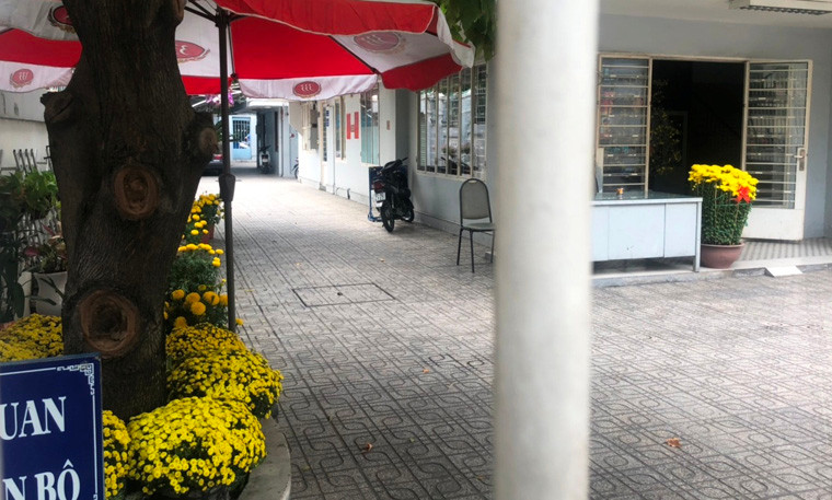 Khuôn viên trong trụ sở UBND quận Phú Nhuận gần đó cũng đầy hoa cúc, hoa mai vàng rực trong những ngày Tết. Chiều 4/2, PV Kiến Thức đã liên hệ qua điện thoại với Chủ tịch UBND quận Phú Nhuận nhằm làm rõ vụ việc nhưng không liên lạc được.